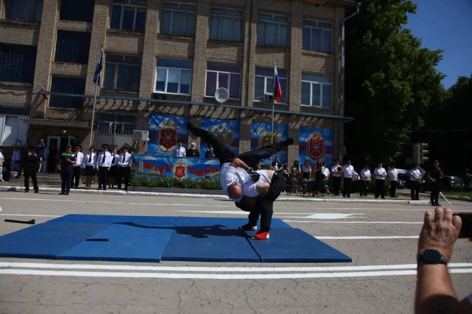 В Туле в преддверии Дня России молодые полицейские приняли Присягу В Туле в преддверии Дня России молодые полицейские приняли Присягу
