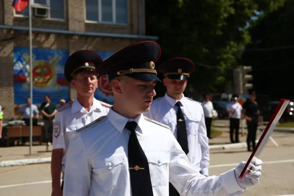 В Туле в преддверии Дня России молодые полицейские приняли Присягу В Туле в преддверии Дня России молодые полицейские приняли Присягу