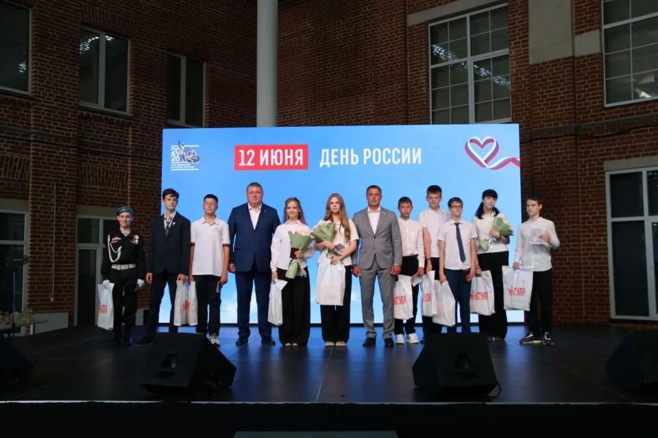 Илья Беспалов: Вместе с Алексеем Эрком вручили юным тулякам паспорта Илья Беспалов: Вместе с Алексеем Эрком вручили юным тулякам паспорта