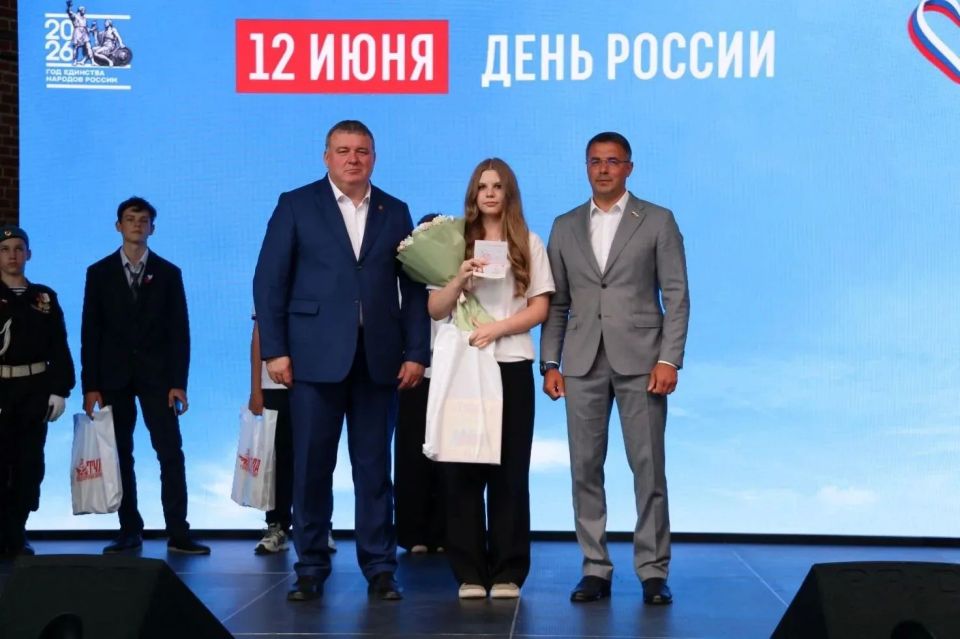 Илья Беспалов: Вместе с Алексеем Эрком вручили юным тулякам паспорта Илья Беспалов: Вместе с Алексеем Эрком вручили юным тулякам паспорта