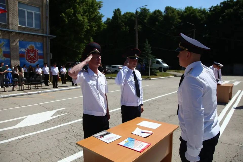 В Туле в преддверии Дня России молодые полицейские приняли Присягу В Туле в преддверии Дня России молодые полицейские приняли Присягу