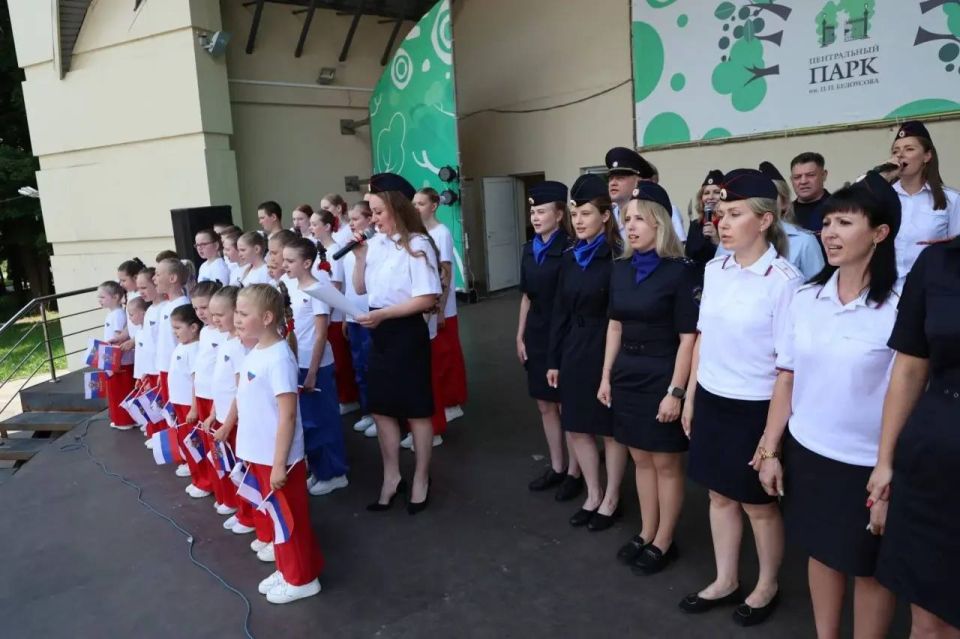 В Туле сотрудники полиции обеспечили правопорядок в День России и представили выставку спецтехники В Туле сотрудники полиции обеспечили правопорядок в День России и представили выставку спецтехники