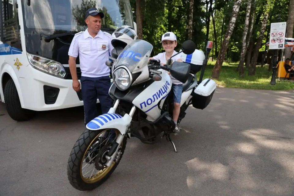 В Туле сотрудники полиции обеспечили правопорядок в День России и представили выставку спецтехники В Туле сотрудники полиции обеспечили правопорядок в День России и представили выставку спецтехники