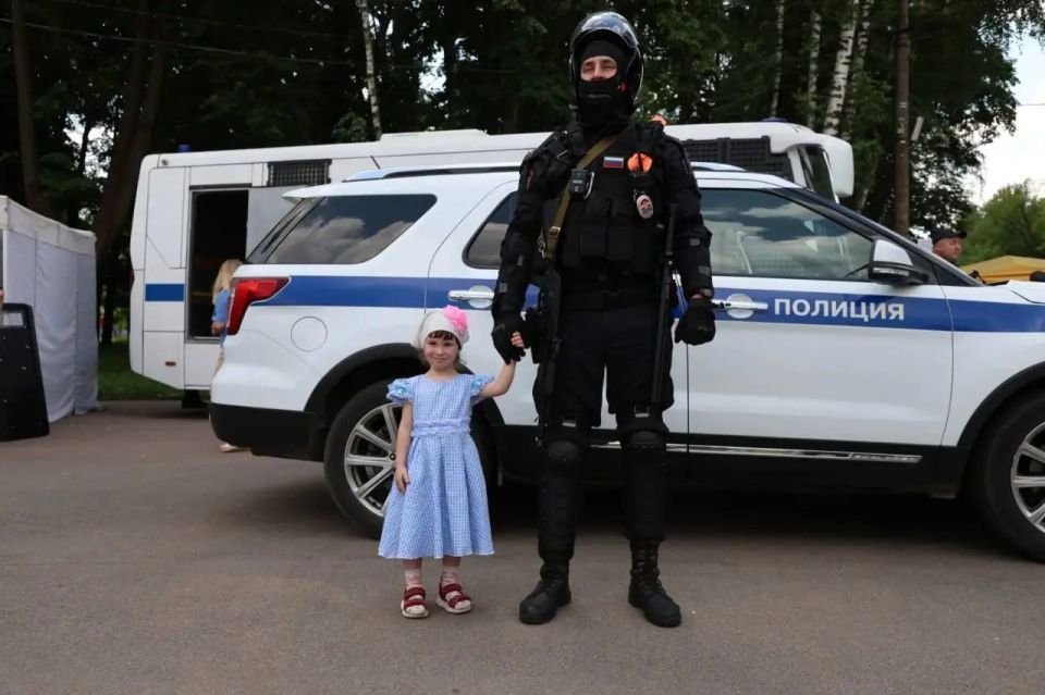 В Туле сотрудники полиции обеспечили правопорядок в День России и представили выставку спецтехники В Туле сотрудники полиции обеспечили правопорядок в День России и представили выставку спецтехники