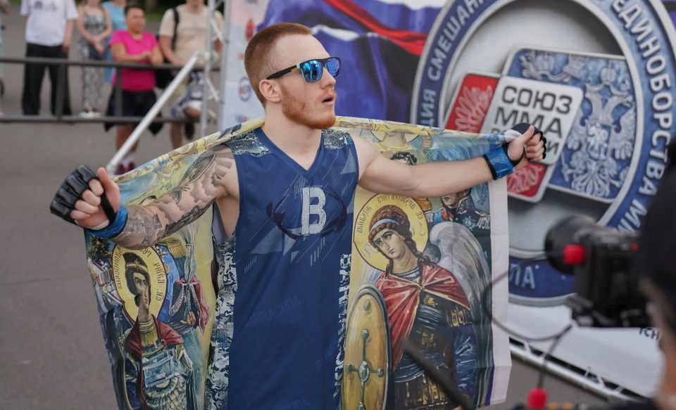 Сотни людей собрались в Центральном парке, чтобы увидеть «Битву за Тулу» Сотни людей собрались в Центральном парке, чтобы увидеть «Битву за Тулу»