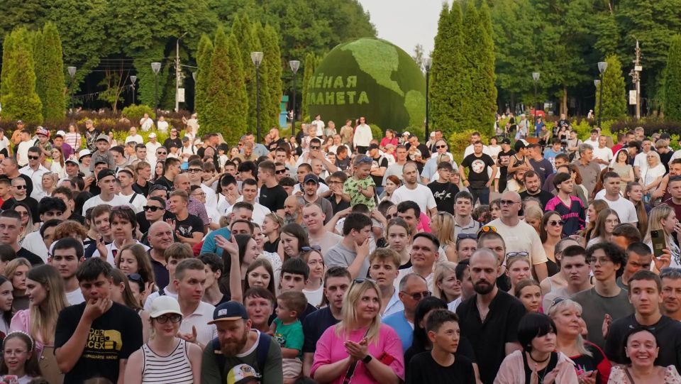 Сотни людей собрались в Центральном парке, чтобы увидеть «Битву за Тулу» Сотни людей собрались в Центральном парке, чтобы увидеть «Битву за Тулу»