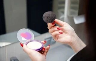 Дерматолог Юлия Галлямова предупредила, что использование декоративной косметики в жару может вызвать контактный или фотодерматит, сопровождающийся зудом, покраснением и отеками