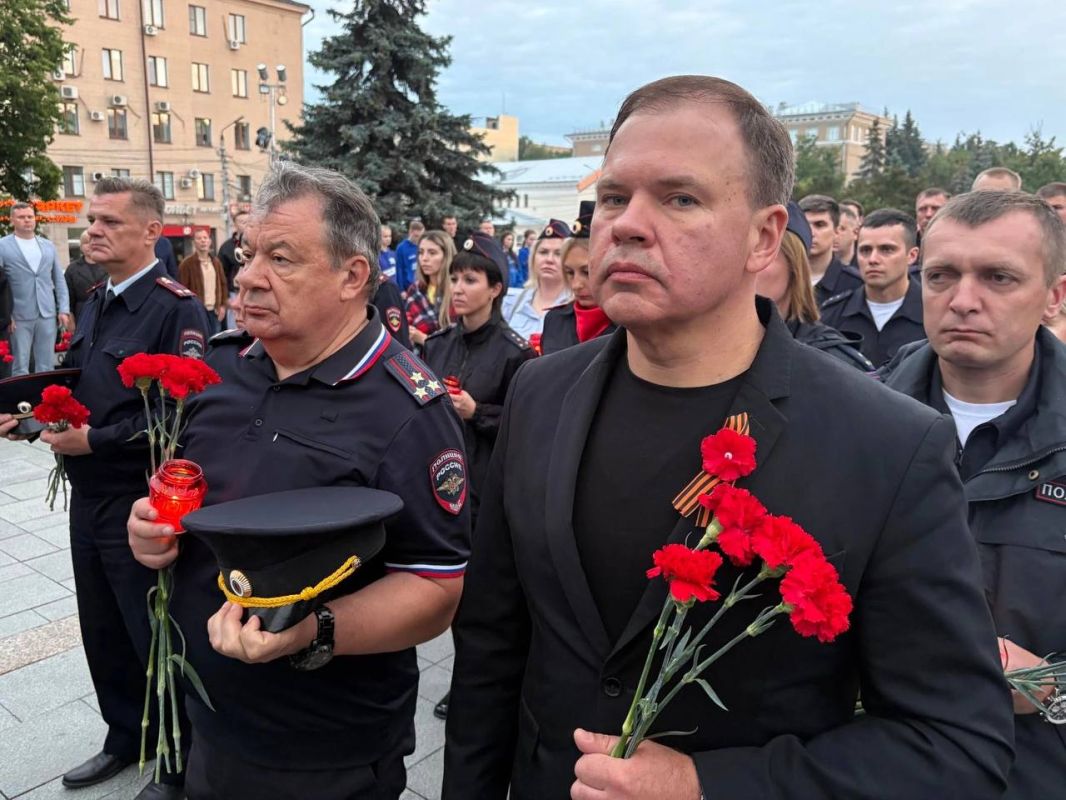 В Туле сотрудники полиции присоединились к Всероссийской акции «Свеча памяти» В Туле сотрудники полиции присоединились к Всероссийской акции «Свеча памяти»
