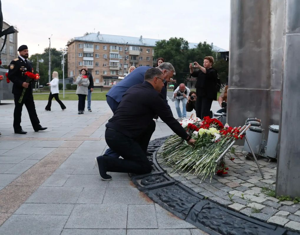 Алексей Эрк и депутаты гордумы приняли участие в акции «Свеча памяти» Алексей Эрк и депутаты гордумы приняли участие в акции «Свеча памяти»
