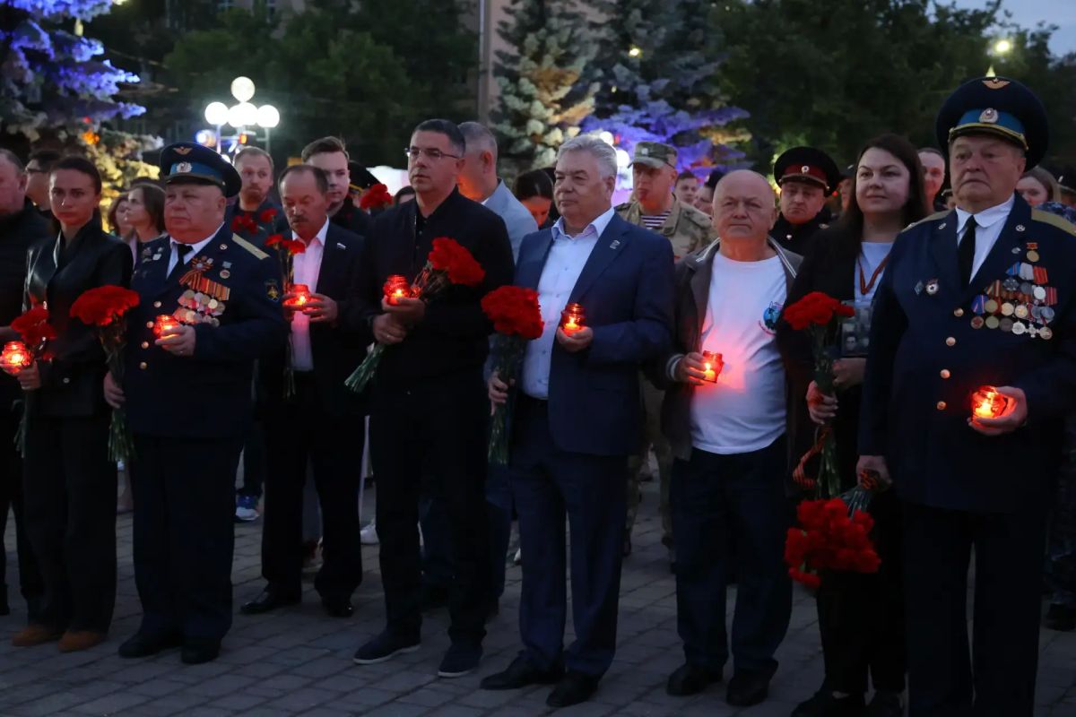 Алексей Эрк и депутаты гордумы приняли участие в акции «Свеча памяти» Алексей Эрк и депутаты гордумы приняли участие в акции «Свеча памяти»
