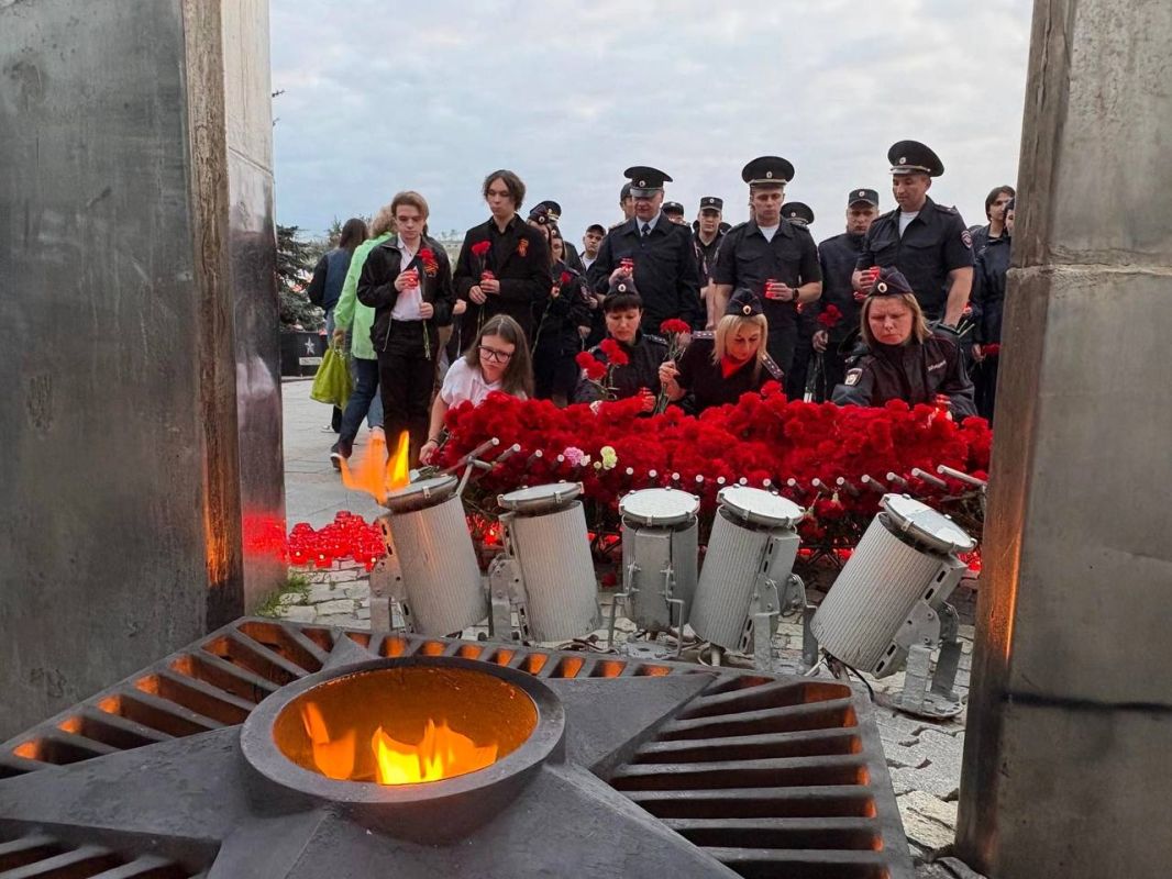 В Туле сотрудники полиции присоединились к Всероссийской акции «Свеча памяти» В Туле сотрудники полиции присоединились к Всероссийской акции «Свеча памяти»