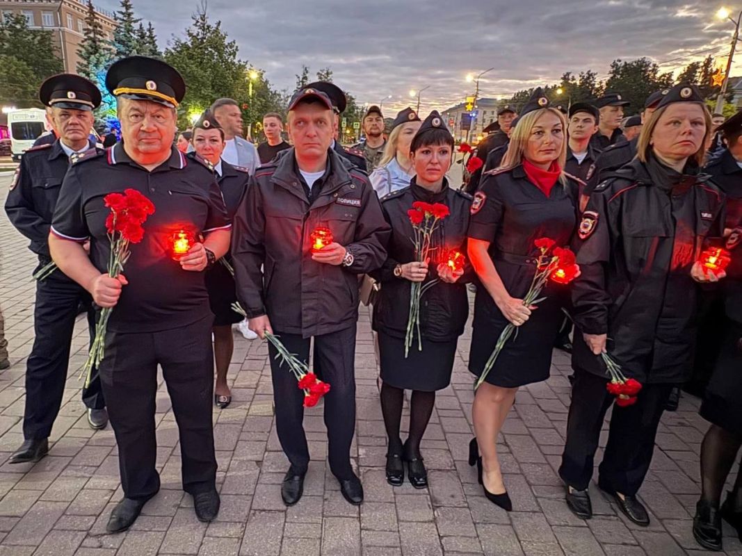 В Туле сотрудники полиции присоединились к Всероссийской акции «Свеча памяти» В Туле сотрудники полиции присоединились к Всероссийской акции «Свеча памяти»