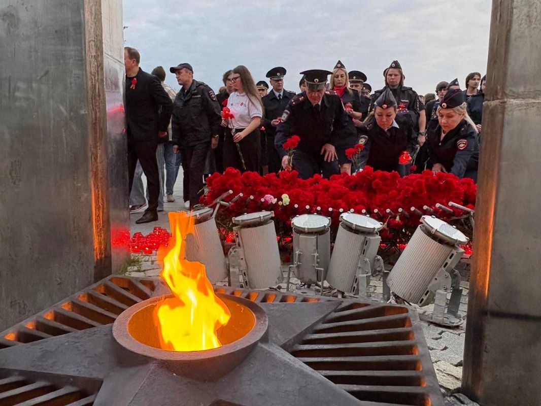 В Туле сотрудники полиции присоединились к Всероссийской акции «Свеча памяти» В Туле сотрудники полиции присоединились к Всероссийской акции «Свеча памяти»