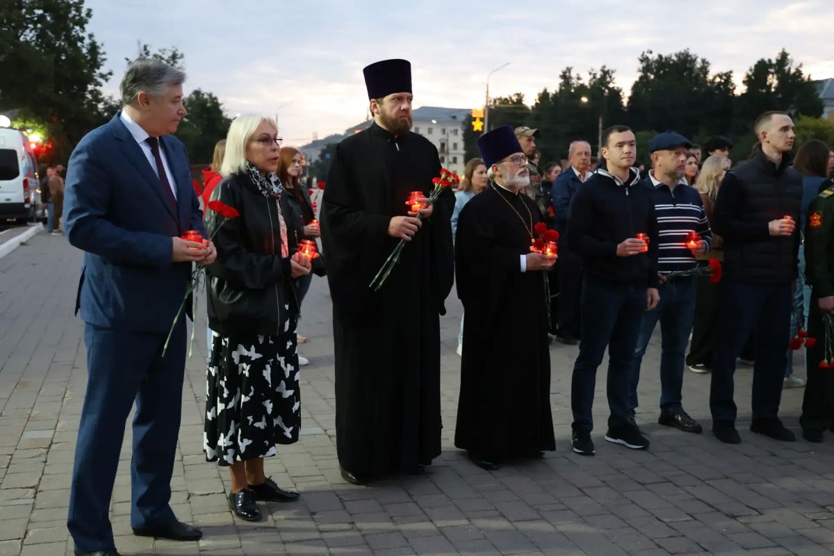 Алексей Эрк и депутаты гордумы приняли участие в акции «Свеча памяти» Алексей Эрк и депутаты гордумы приняли участие в акции «Свеча памяти»