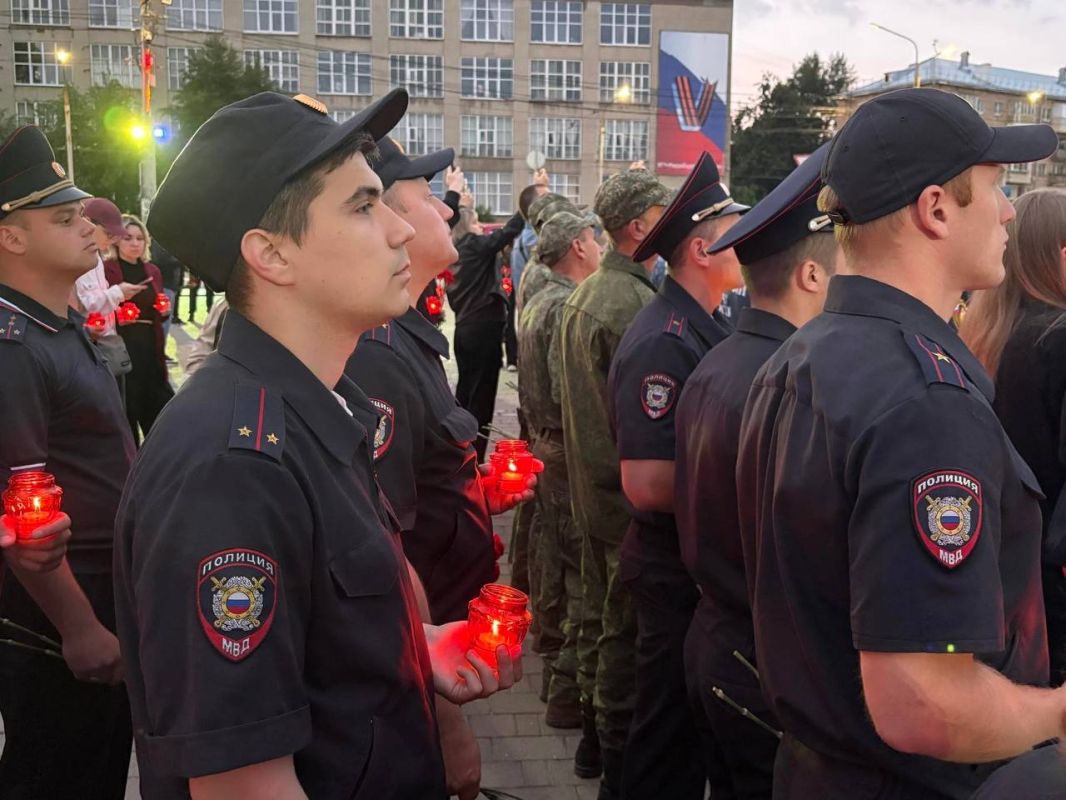 В Туле сотрудники полиции присоединились к Всероссийской акции «Свеча памяти» В Туле сотрудники полиции присоединились к Всероссийской акции «Свеча памяти»
