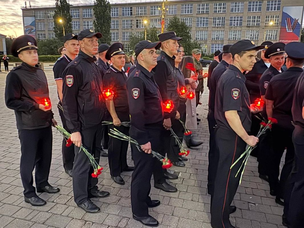 В Туле сотрудники полиции присоединились к Всероссийской акции «Свеча памяти» В Туле сотрудники полиции присоединились к Всероссийской акции «Свеча памяти»