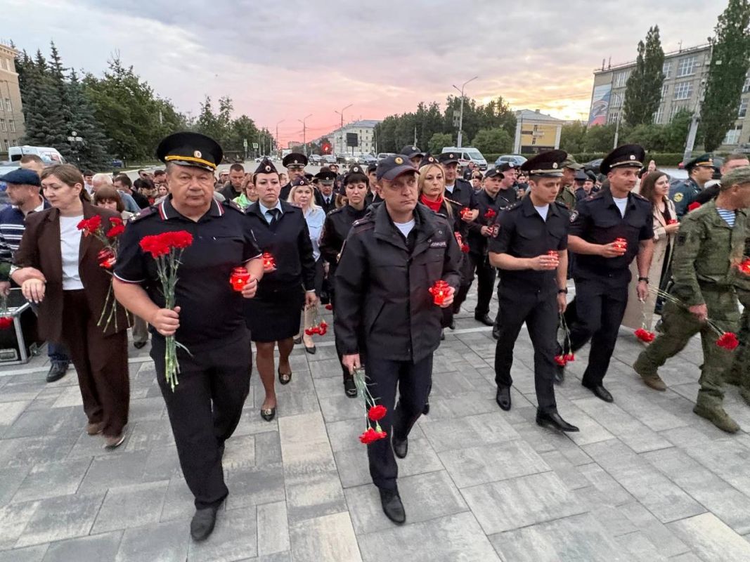 В Туле сотрудники полиции присоединились к Всероссийской акции «Свеча памяти» В Туле сотрудники полиции присоединились к Всероссийской акции «Свеча памяти»