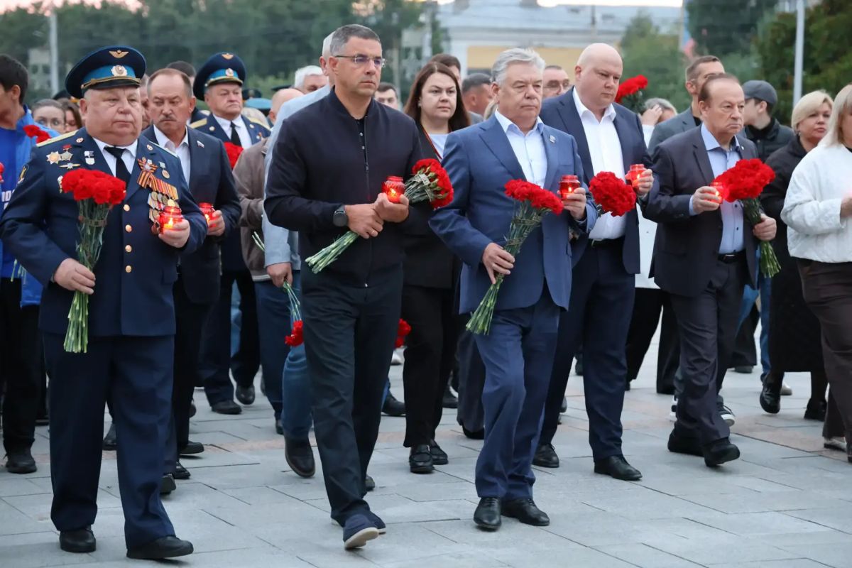 Алексей Эрк и депутаты гордумы приняли участие в акции «Свеча памяти» Алексей Эрк и депутаты гордумы приняли участие в акции «Свеча памяти»
