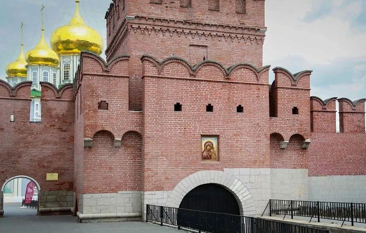 На стену Одоевской башни Тульского кремля вернули икону Пресвятой Богородицы «Казанская» после реставрации На стену Одоевской башни Тульского кремля вернули икону Пресвятой Богородицы «Казанская» после реставрации