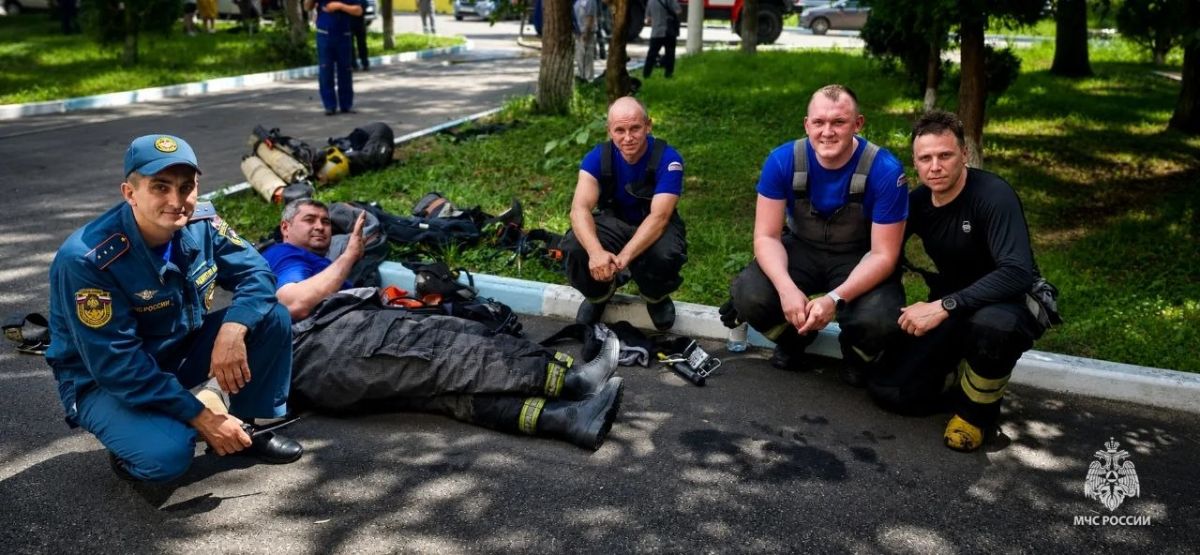 Сегодня ефремовские пожарные на руках вынесли из горящей многоэтажки ребенка, а ещё спасли пятерых человек и двух кошек (одна из них - в переноске на втором фото) Сегодня ефремовские пожарные на руках вынесли из горящей многоэтажки ребенка, а ещё спасли пятерых человек и двух кошек (одна из них - в переноске на втором фото)