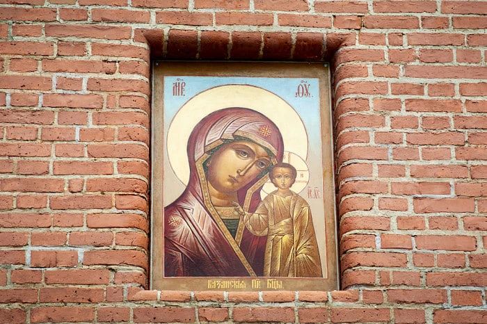 На стену Одоевской башни Тульского кремля вернули икону Пресвятой Богородицы «Казанская» после реставрации