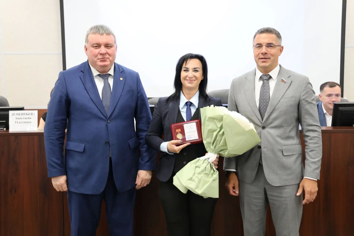 Глава города Тулы Алексей Эрк и глава администрации Илья Беспалов вручили награды тулякам в ходе очередного заседания Тульской городской Думы Глава города Тулы Алексей Эрк и глава администрации Илья Беспалов вручили награды тулякам в ходе очередного заседания Тульской городской Думы