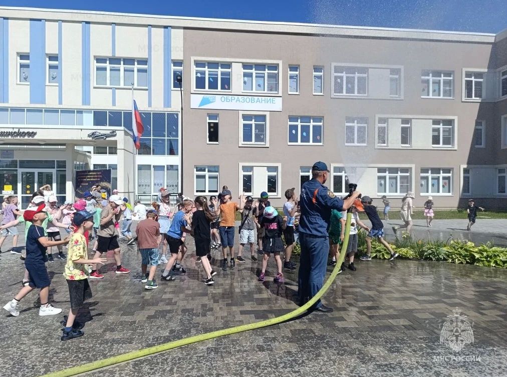 Огонь, вода и летние каникулы: сотрудники МЧС России устроили настоящий праздник безопасности Огонь, вода и летние каникулы: сотрудники МЧС России устроили настоящий праздник безопасности
