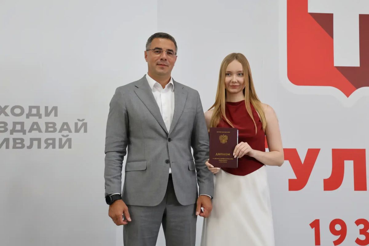 Глава города Тулы, руководитель фракции «Единая Россия» Алексей Эрк побывал на церемонии вручения дипломов о среднем профессиональном образовании выпускникам института права и управления ТулГУ Глава города Тулы, руководитель фракции «Единая Россия» Алексей Эрк побывал на церемонии вручения дипломов о среднем профессиональном образовании выпускникам института права и управления ТулГУ