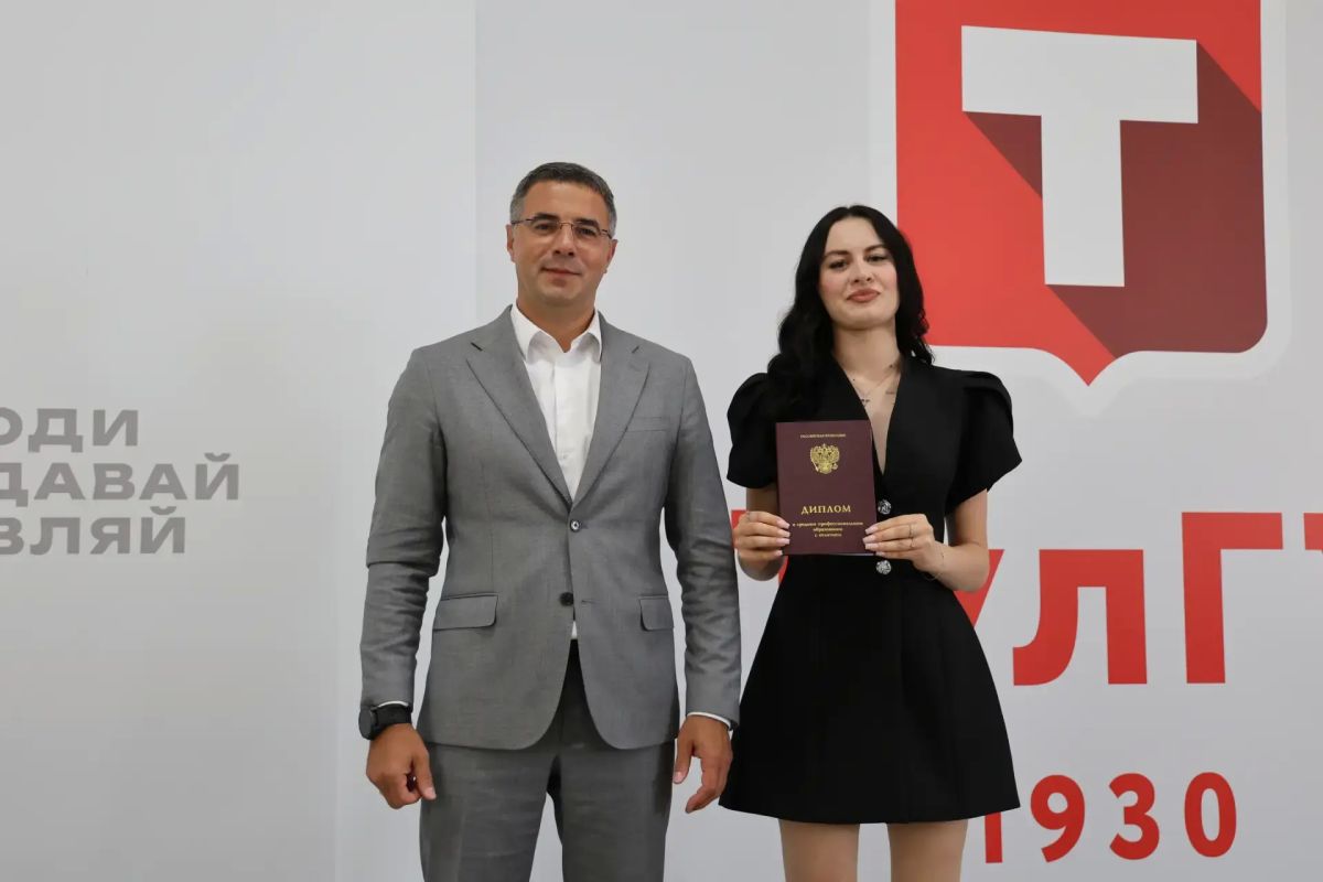 Глава города Тулы, руководитель фракции «Единая Россия» Алексей Эрк побывал на церемонии вручения дипломов о среднем профессиональном образовании выпускникам института права и управления ТулГУ Глава города Тулы, руководитель фракции «Единая Россия» Алексей Эрк побывал на церемонии вручения дипломов о среднем профессиональном образовании выпускникам института права и управления ТулГУ