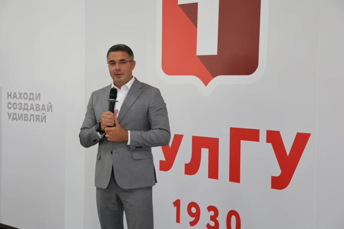 Глава города Тулы, руководитель фракции «Единая Россия» Алексей Эрк побывал на церемонии вручения дипломов о среднем профессиональном образовании выпускникам института права и управления ТулГУ Глава города Тулы, руководитель фракции «Единая Россия» Алексей Эрк побывал на церемонии вручения дипломов о среднем профессиональном образовании выпускникам института права и управления ТулГУ