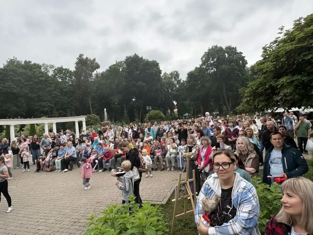 В Платоновском парке Тулы прошел яркий праздник «Семейный пикник», объединивший сотни семей в преддверии Дня семьи, любви и верности В Платоновском парке Тулы прошел яркий праздник «Семейный пикник», объединивший сотни семей в преддверии Дня семьи, любви и верности