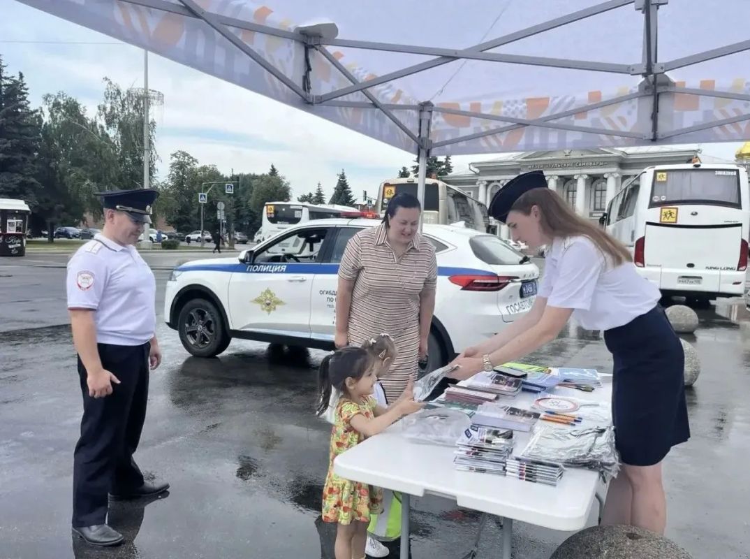 На площади оружейной столицы сотрудники Госавтоинспекции города Тулы провели мероприятие по Правилам дорожного движения На площади оружейной столицы сотрудники Госавтоинспекции города Тулы провели мероприятие по Правилам дорожного движения