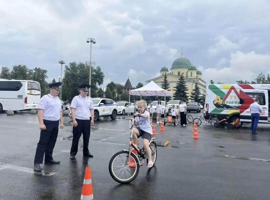 На площади оружейной столицы сотрудники Госавтоинспекции города Тулы провели мероприятие по Правилам дорожного движения На площади оружейной столицы сотрудники Госавтоинспекции города Тулы провели мероприятие по Правилам дорожного движения