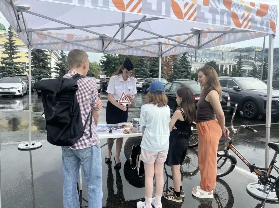 На площади оружейной столицы сотрудники Госавтоинспекции города Тулы провели мероприятие по Правилам дорожного движения На площади оружейной столицы сотрудники Госавтоинспекции города Тулы провели мероприятие по Правилам дорожного движения