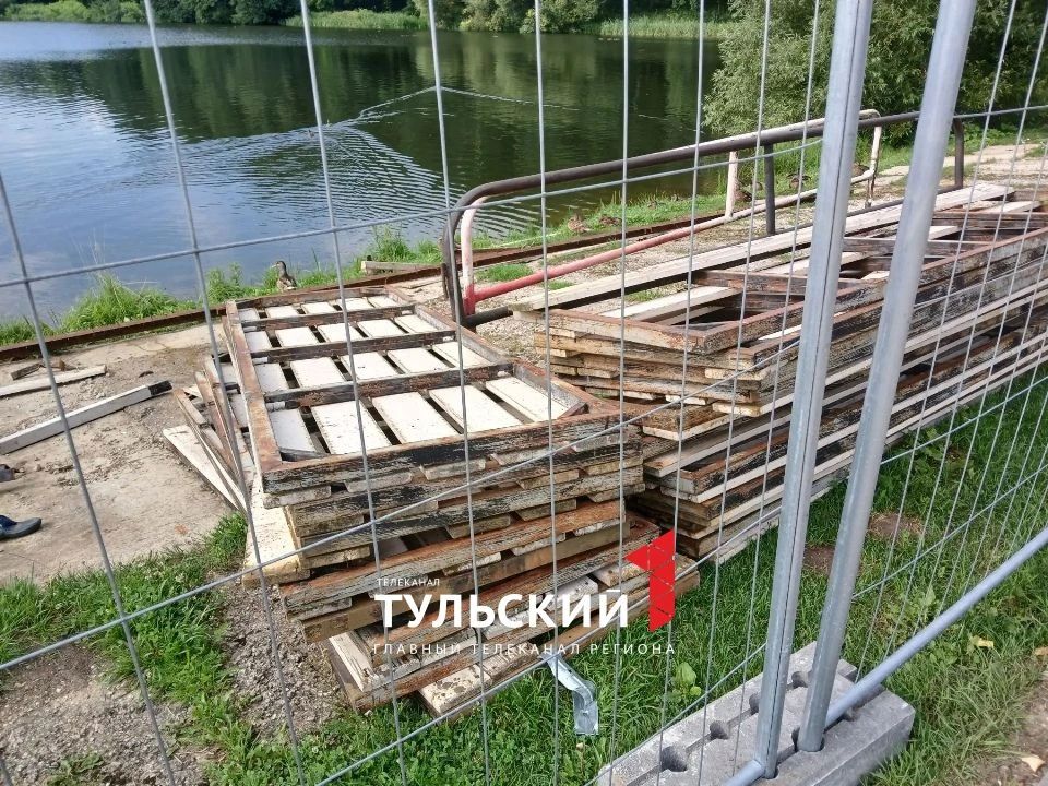 В Центральном парке Тулы огородили зону с лежаками и пункт проката В Центральном парке Тулы огородили зону с лежаками и пункт проката