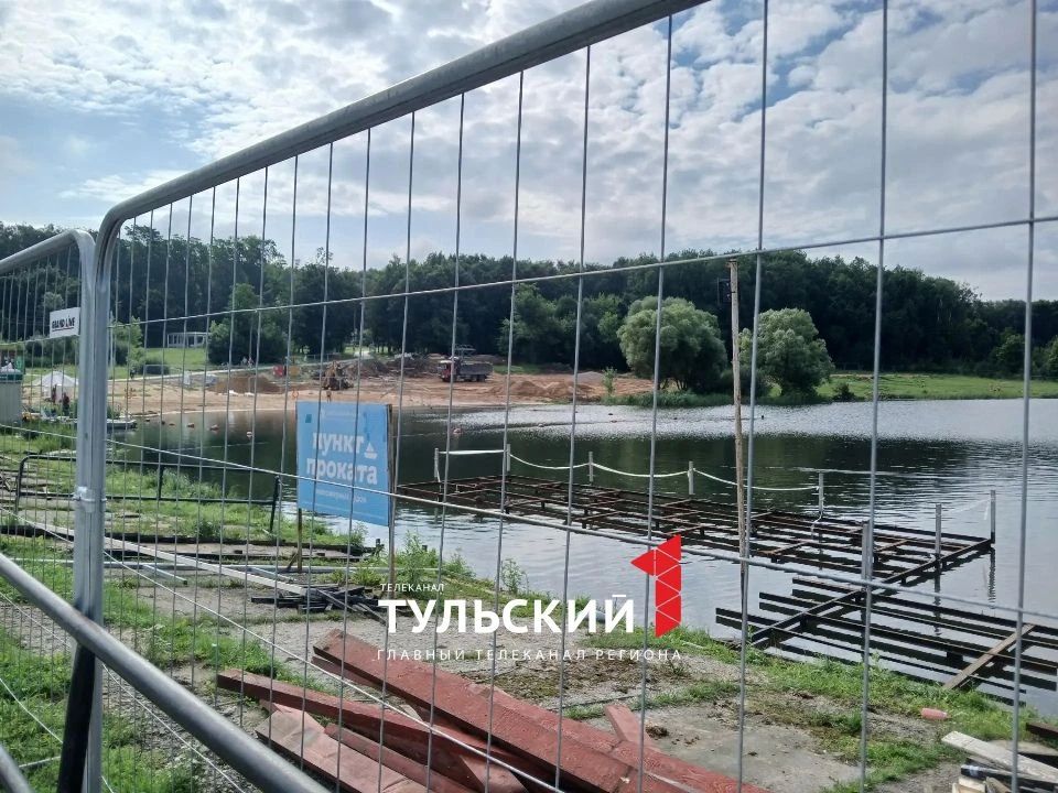 В Центральном парке Тулы огородили зону с лежаками и пункт проката В Центральном парке Тулы огородили зону с лежаками и пункт проката
