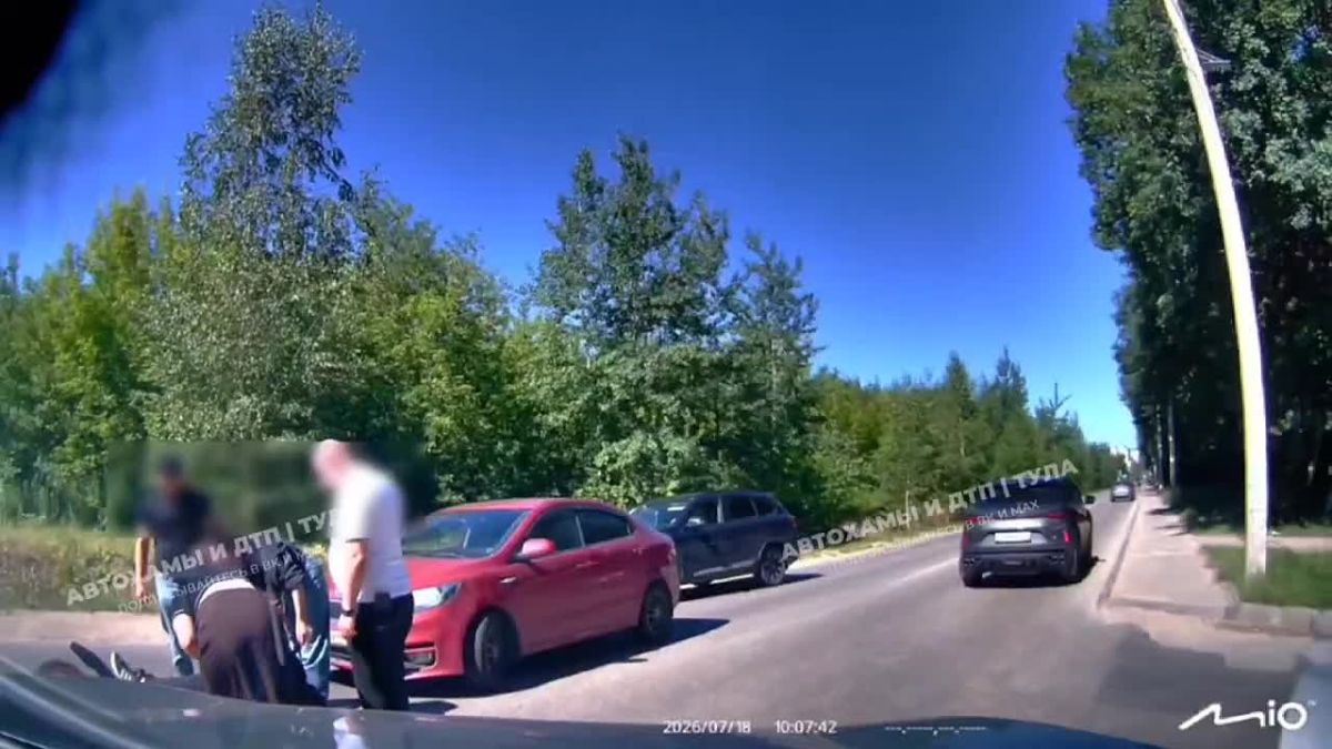 Зумер на электромотоцикле попал под колеса иномарки в Туле