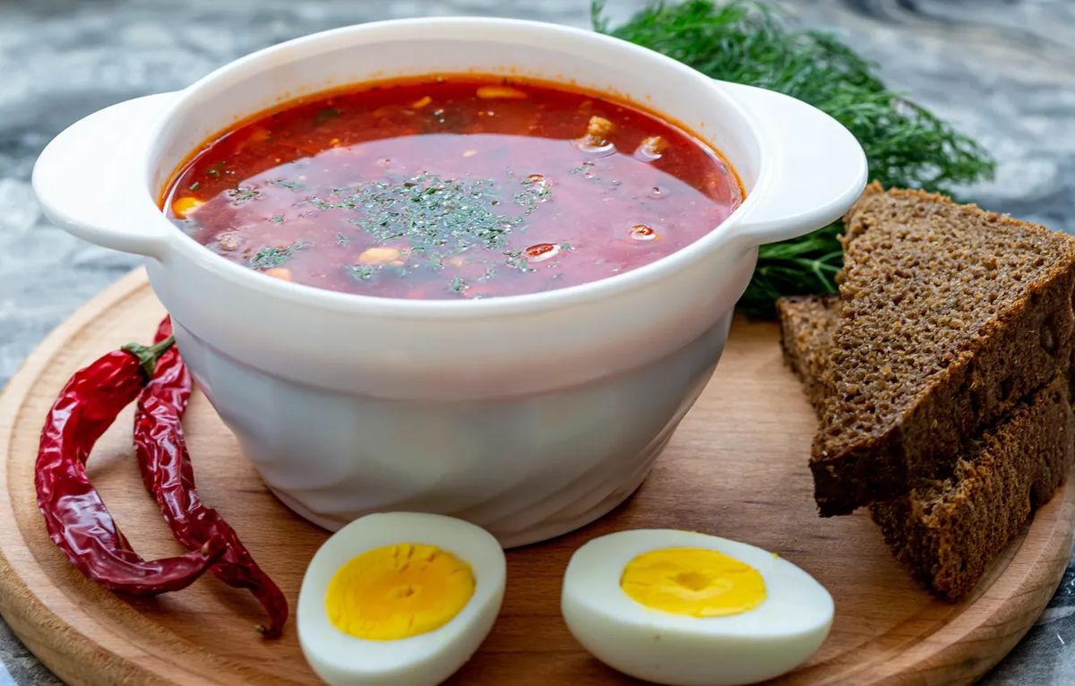 Солянка с колбасой и мясом: классический рецепт для уютного ужина