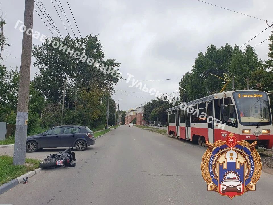 В Туле на улице Марата водитель «Опеля» подрезал мотоциклиста без прав