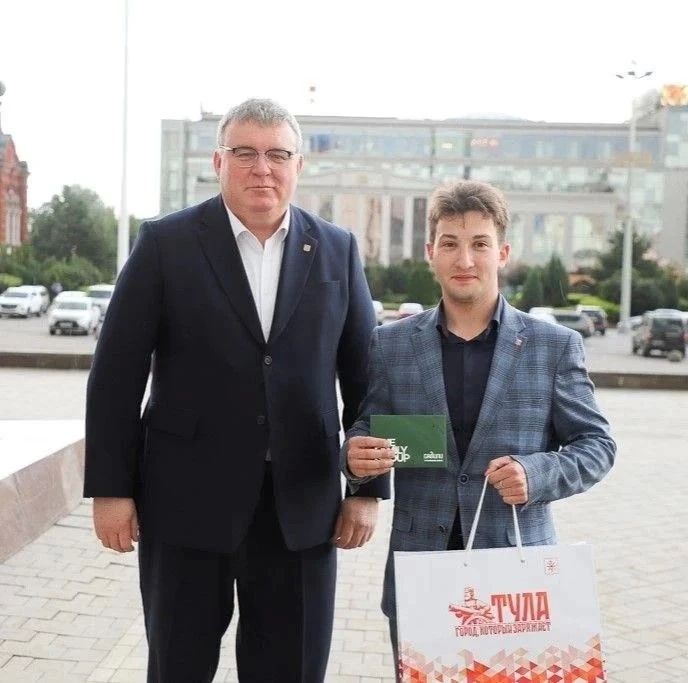 Илья Беспалов: Вручил победителю розыгрыша подарочный сертификат в ресторан в историческом центре Тулы Илья Беспалов: Вручил победителю розыгрыша подарочный сертификат в ресторан в историческом центре Тулы