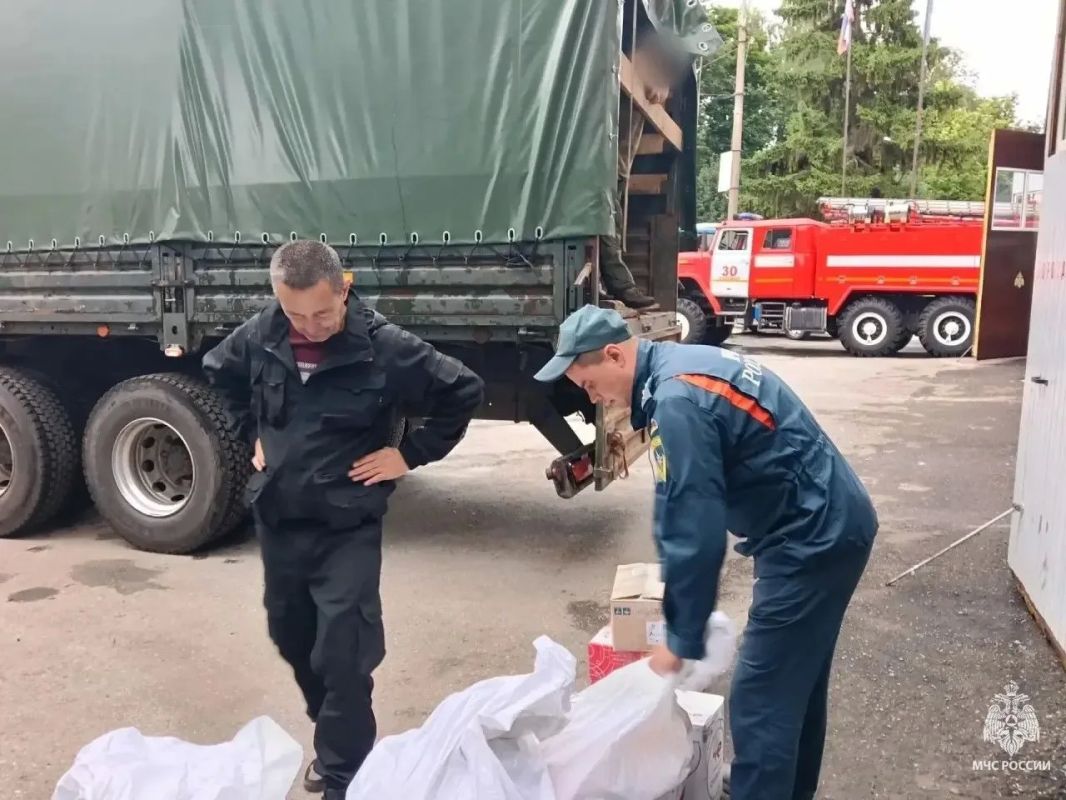 Узловские спасатели совместно с жителями собрали гуманитарную помощь для наших защитников Узловские спасатели совместно с жителями собрали гуманитарную помощь для наших защитников