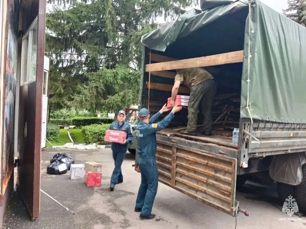 Узловские спасатели совместно с жителями собрали гуманитарную помощь для наших защитников Узловские спасатели совместно с жителями собрали гуманитарную помощь для наших защитников