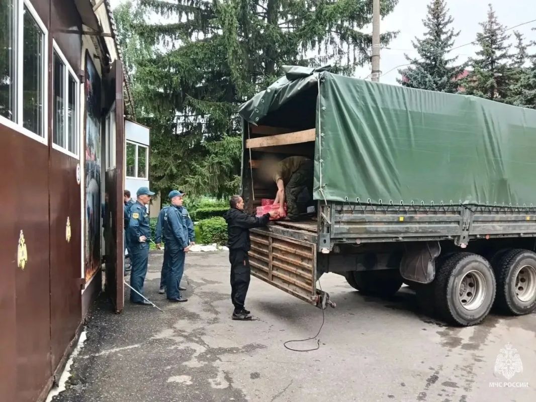 Узловские спасатели совместно с жителями собрали гуманитарную помощь для наших защитников Узловские спасатели совместно с жителями собрали гуманитарную помощь для наших защитников