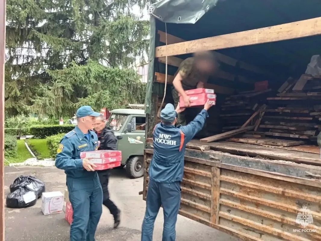 Узловские спасатели совместно с жителями собрали гуманитарную помощь для наших защитников Узловские спасатели совместно с жителями собрали гуманитарную помощь для наших защитников