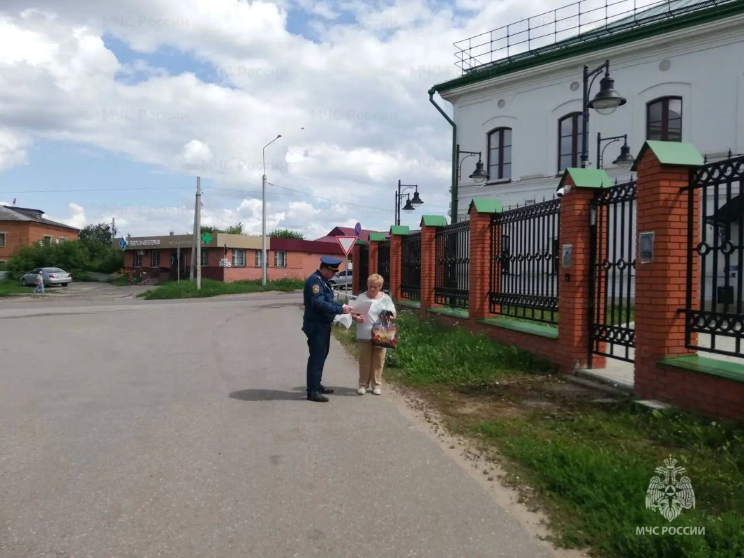 Сотрудники МЧС России усилили профилактическую работу в Кимовском районе Сотрудники МЧС России усилили профилактическую работу в Кимовском районе