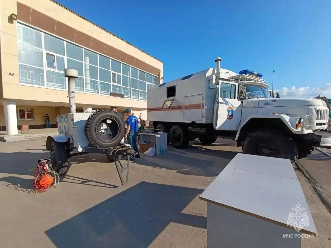 Сотрудники МЧС России организовали выставку пожарной техники и оборудования в Ефремове Сотрудники МЧС России организовали выставку пожарной техники и оборудования в Ефремове