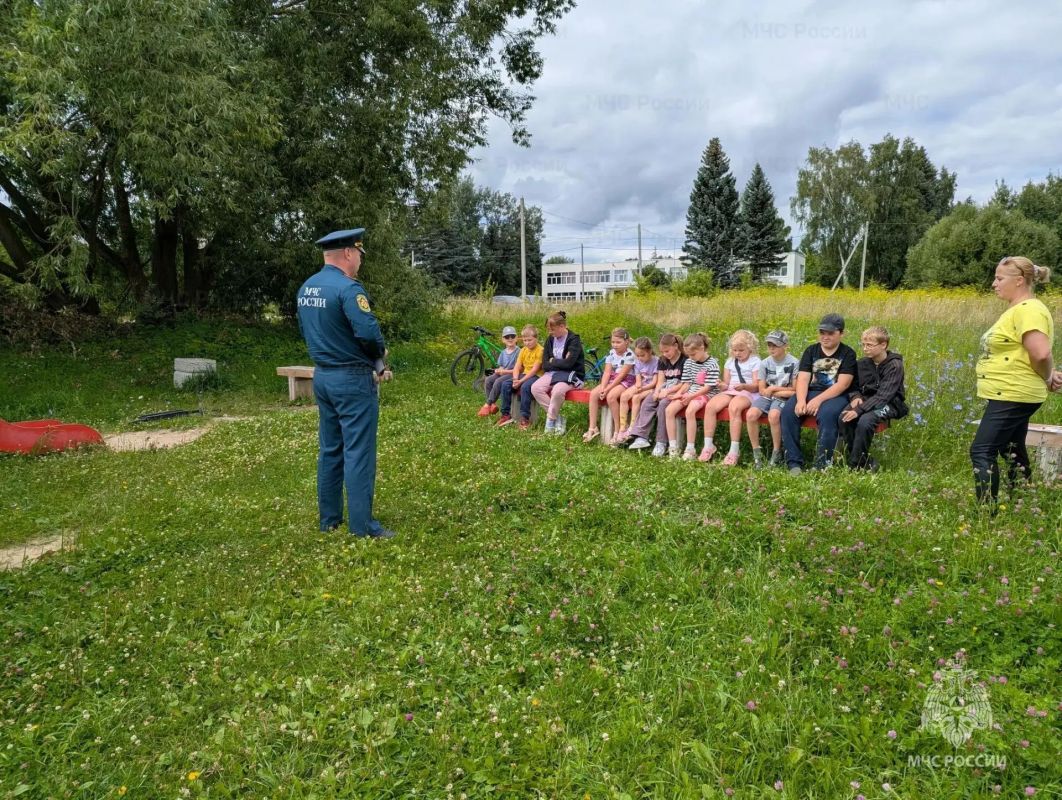 Спасатели провели профилактические занятия для детей в Одоевском и Арсеньевском районах Спасатели провели профилактические занятия для детей в Одоевском и Арсеньевском районах