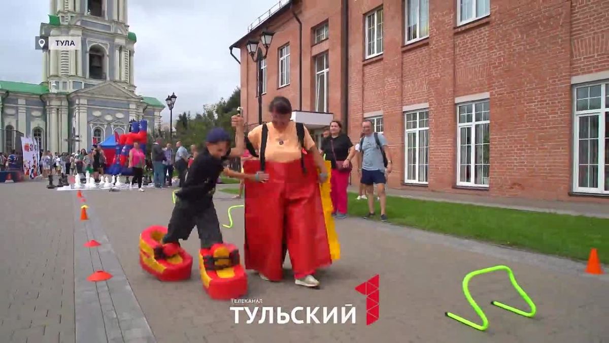 День физкультурника в Туле отметили поединком самураев и гонкой на беговелах