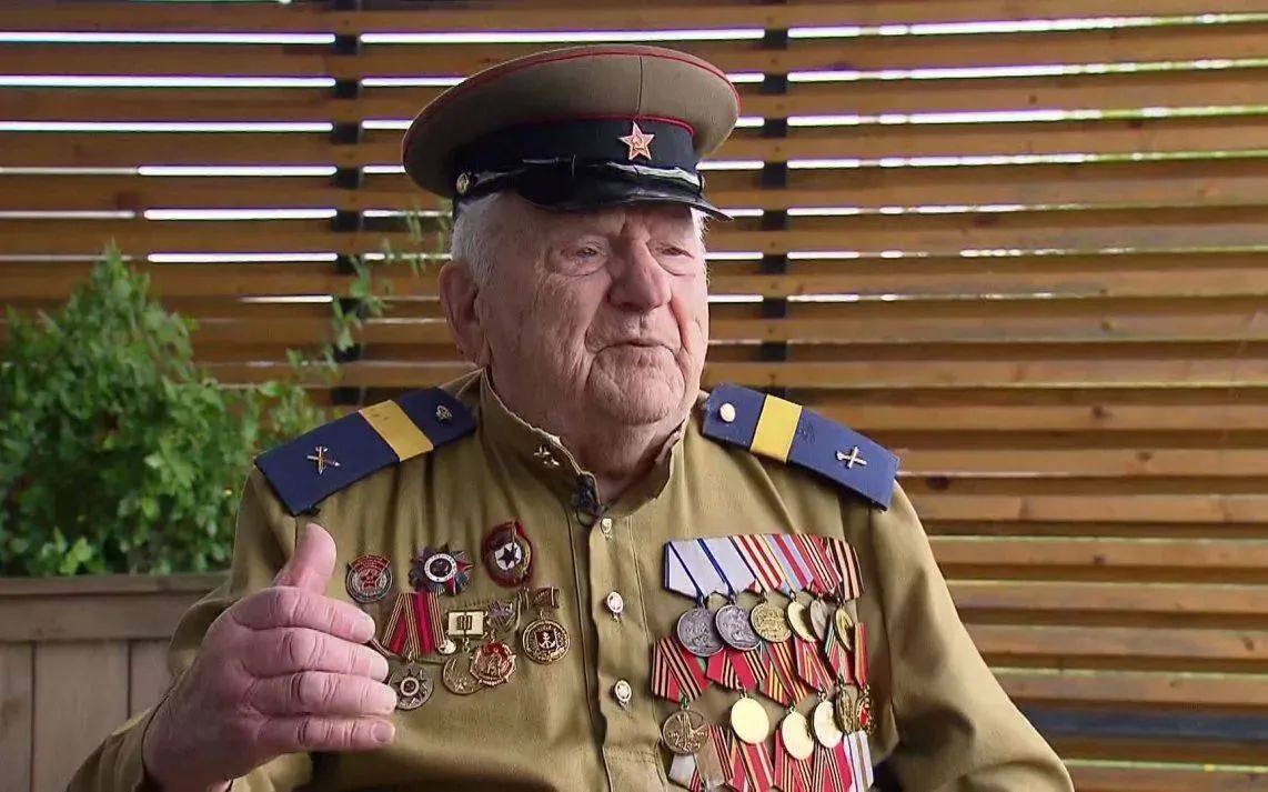 Президент России Владимир Путин поздравил с 101-летием ветерана Великой Отечественной войны Евгения Знаменского