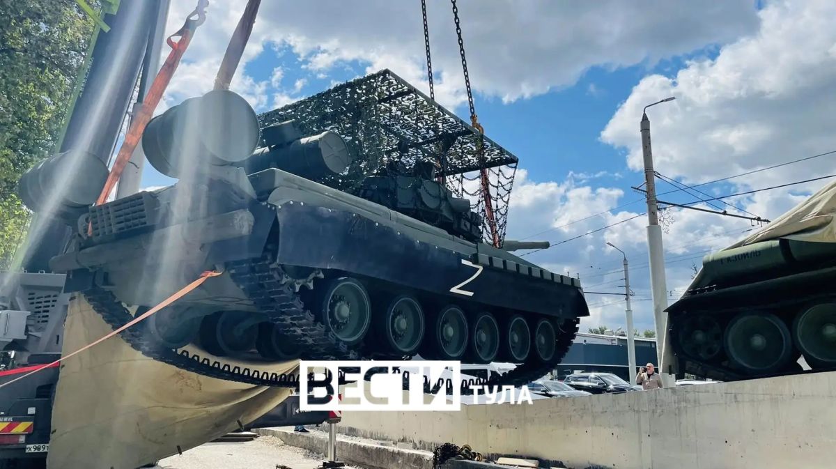 В эти минуты: устанавливают танк т-80 на мемориал танковой колонне Димитрий Донской В эти минуты: устанавливают танк т-80 на мемориал танковой колонне Димитрий Донской